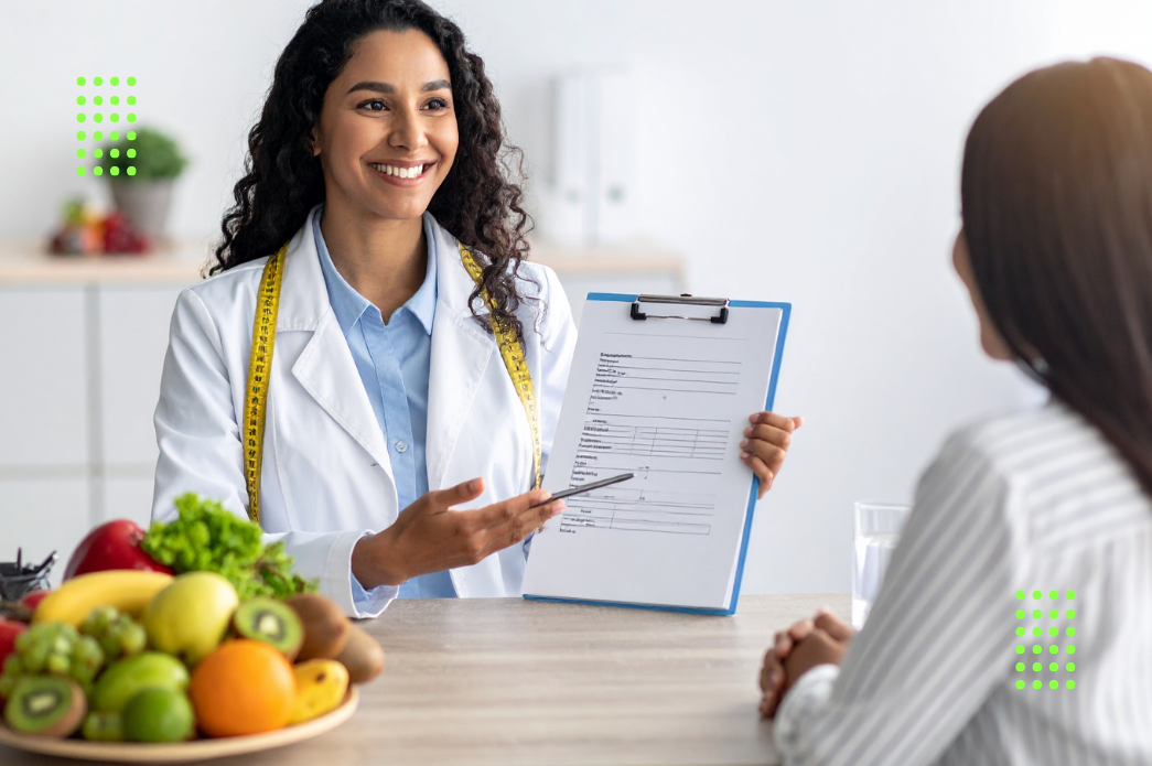 Nutricionista sorridente apresentando plano alimentar para paciente